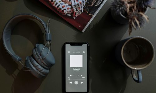 Como os Podcasts Conquistaram uma Geração em Busca de Vozes Autênticas?